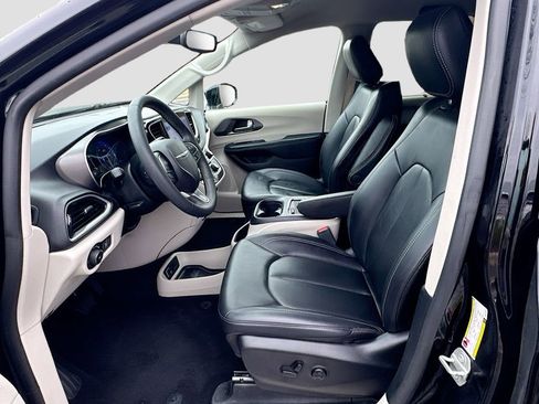 Used 2024 Chrysler Pacifica Touring-L image 27