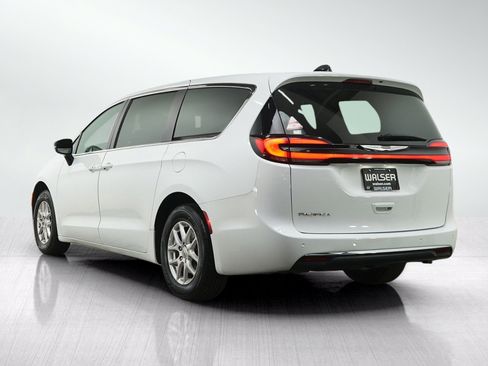 Used 2025 Chrysler Pacifica Select FWD image 3