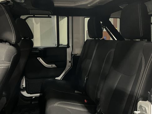 Used 2018 Jeep Wrangler Unlimited Sahara image 16