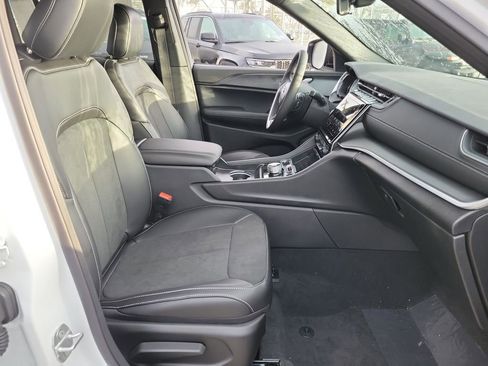 New 2025 Jeep Grand Cherokee Altitude image 15