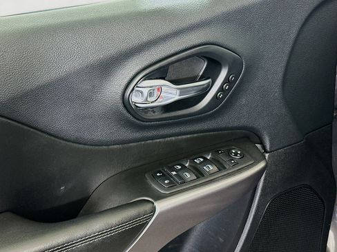 Used 2019 Jeep Cherokee Limited image 15