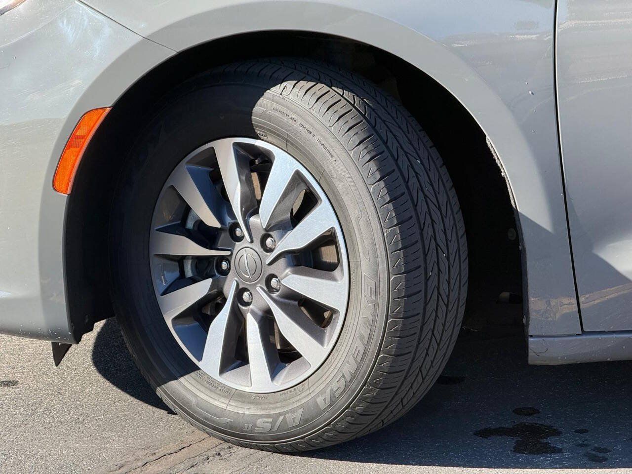Used 2022 Chrysler Pacifica Touring-L FWD image 17