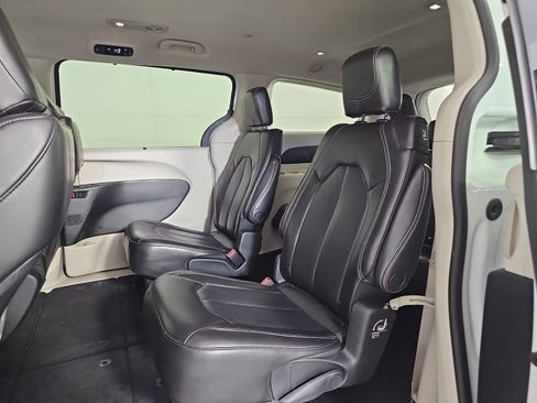 Used 2023 Chrysler Pacifica Touring-L FWD image 12