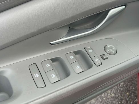 Used 2023 Hyundai Elantra SEL image 21