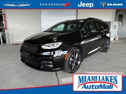 New 2026 Chrysler Pacifica Limited w/ S Appearance Package