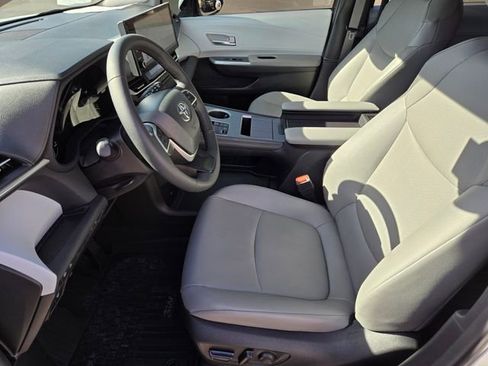 Used 2025 Toyota Sienna XLE w/ XLE Plus Package FWD image 9