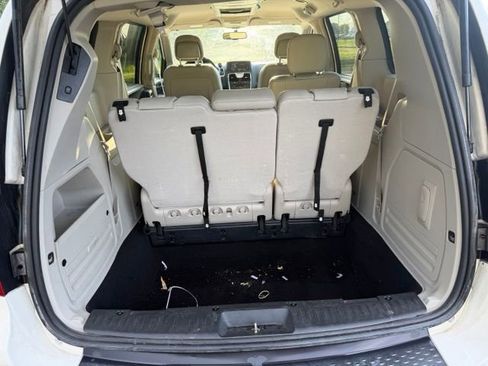 Used 2013 Chrysler Town & Country Touring FWD image 8