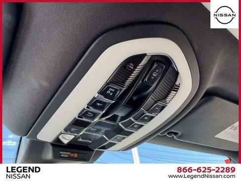 Used 2025 Porsche Macan AWD/4WD image 31