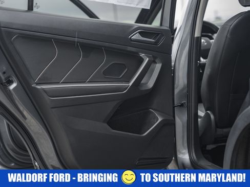 Used 2022 Volkswagen Tiguan SE image 42