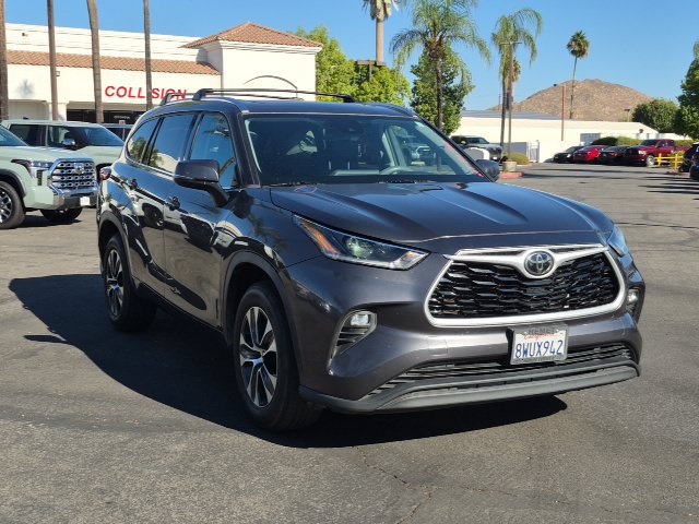 Used 2021 Toyota Highlander XLE FWD image 3