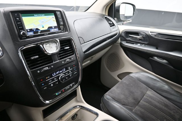 Used 2014 Chrysler Town & Country Touring-L FWD image 29
