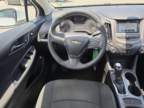 Used 2017 Chevrolet Cruze LT FWD image 9