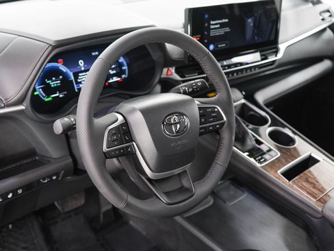 Used 2025 Toyota Sienna Limited AWD/4WD image 23