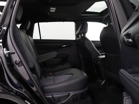 Used 2025 Toyota Highlander XSE AWD/4WD image 9