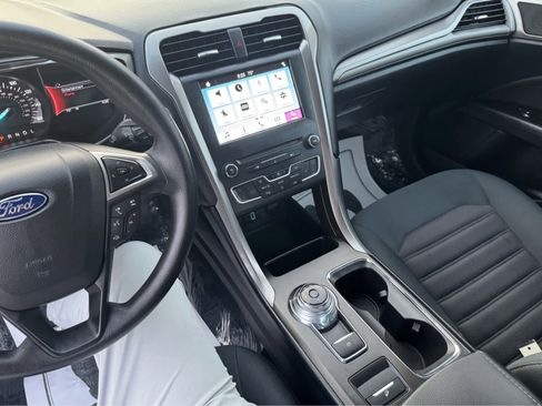 Used 2017 Ford Fusion SE w/ Fusion SE Technology Package image 25