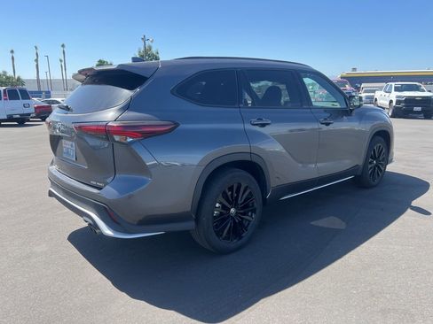 Used 2025 Toyota Highlander XSE AWD/4WD image 5