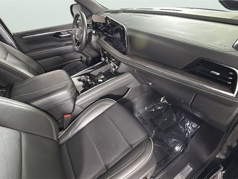 Used 2025 Chevrolet Suburban Premier image 37