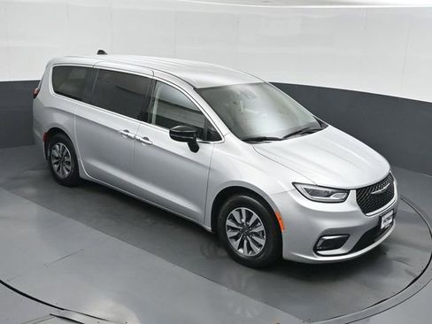 Used 2024 Chrysler Pacifica Limited FWD image 30