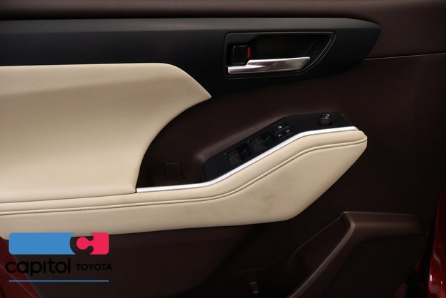 Used 2022 Toyota Highlander XLE AWD/4WD image 9