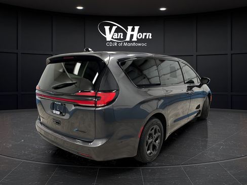 Used 2023 Chrysler Pacifica Limited w/ Uconnect Theater Family Group FWD image 7
