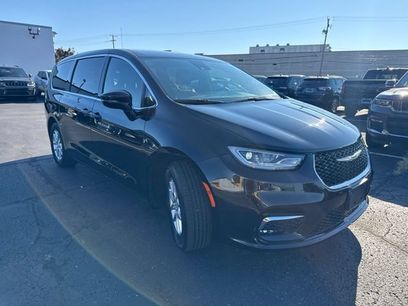 Used 2026 Chrysler Pacifica Select