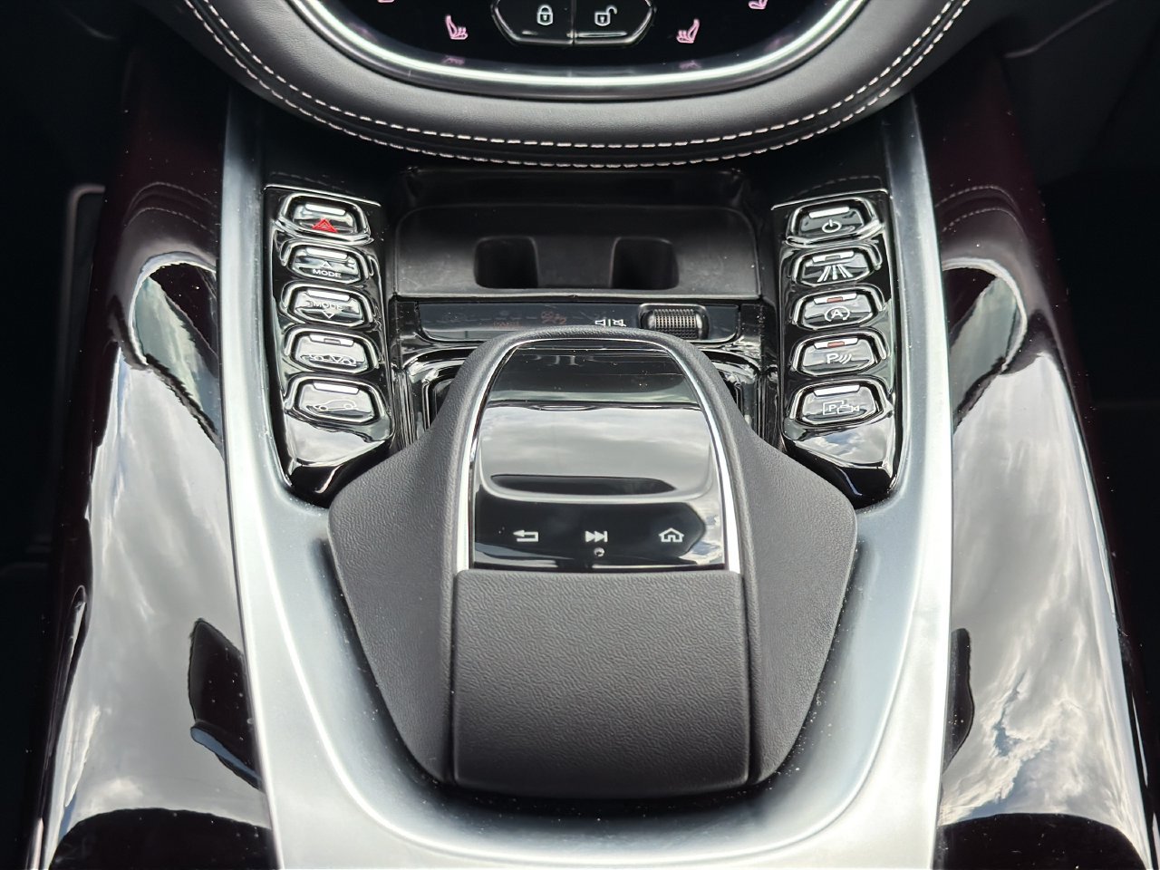 Used 2024 Aston Martin DBX AWD/4WD image 18