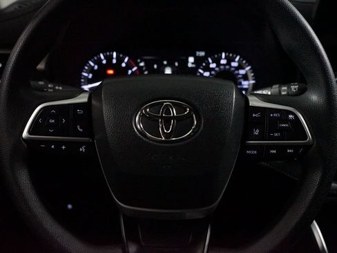 Used 2023 Toyota Highlander L FWD image 12