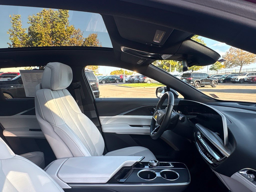 Used 2024 Cadillac Lyriq Luxury AWD/4WD image 28