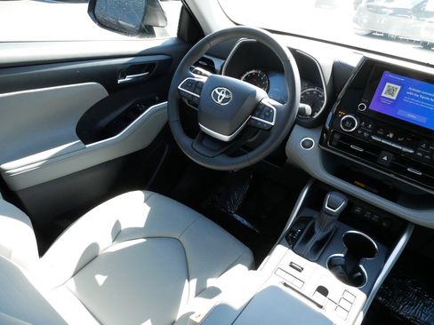 Certified 2026 Toyota Highlander XLE image 9