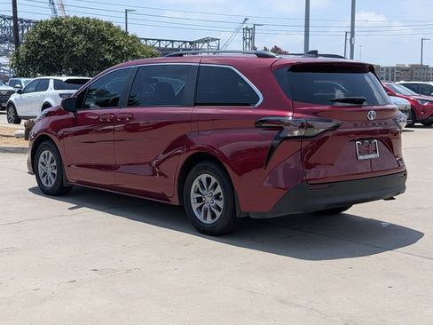Used 2023 Toyota Sienna LE FWD image 9