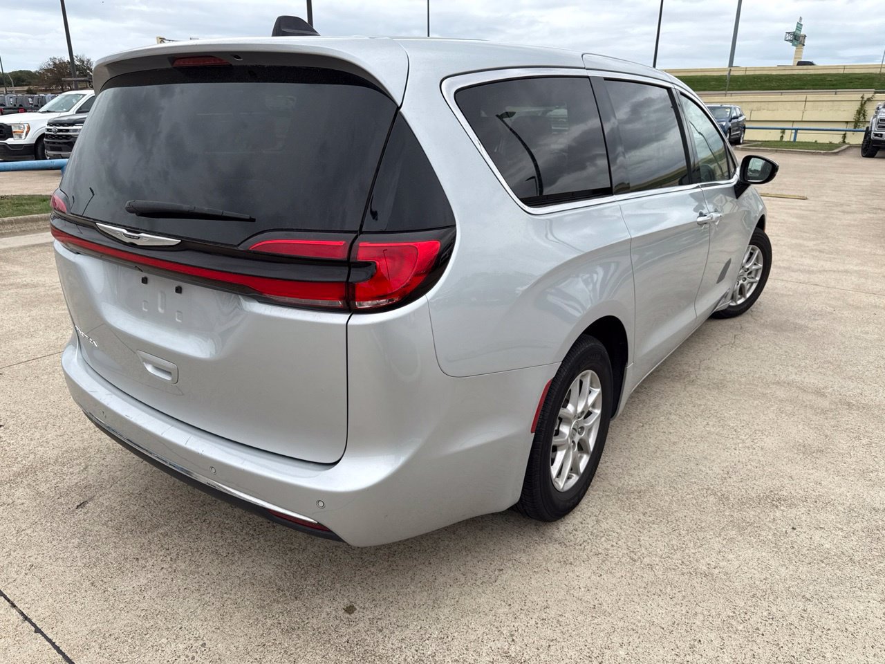 Used 2024 Chrysler Pacifica Touring-L FWD image 11