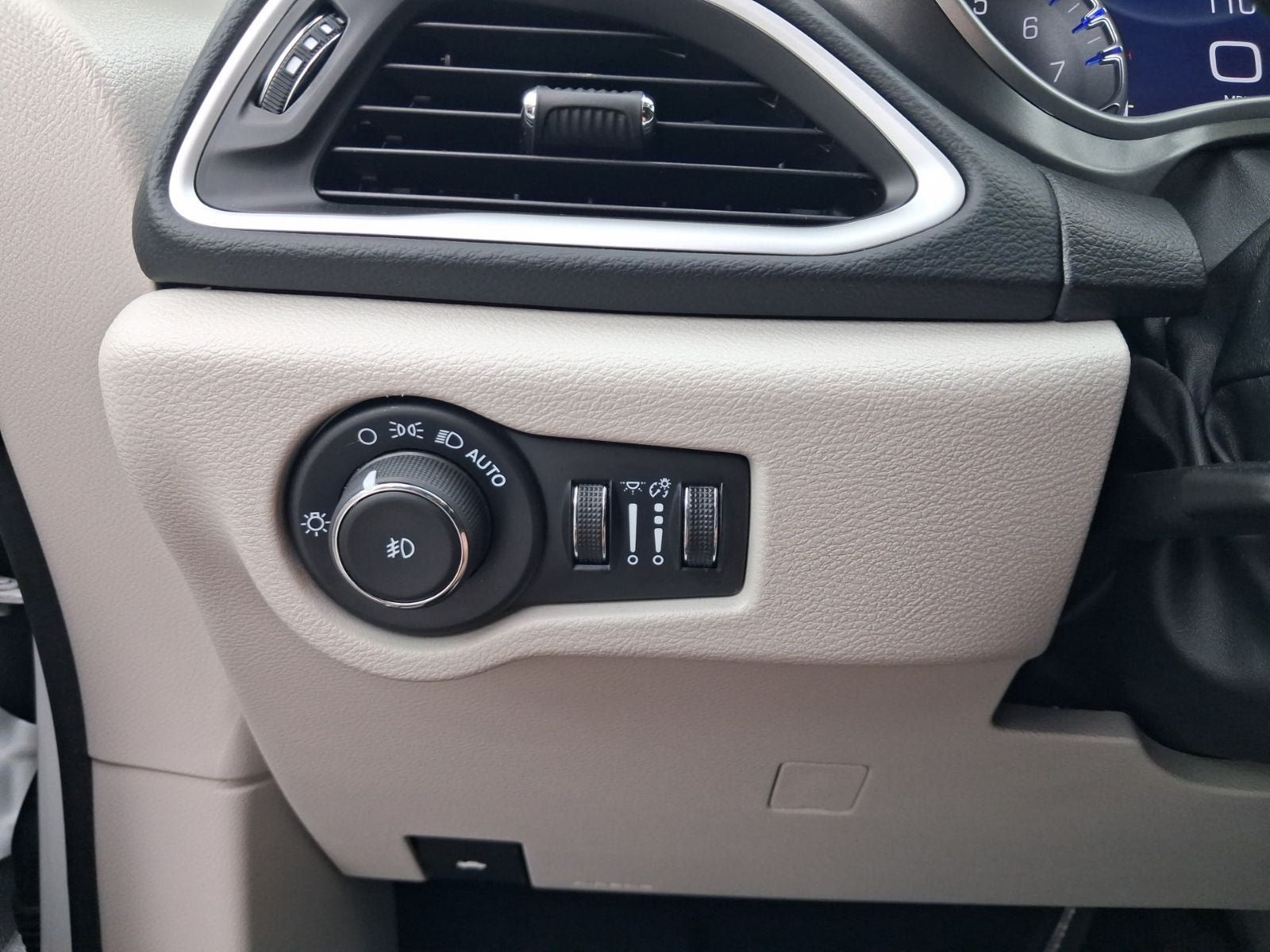 Used 2024 Chrysler Pacifica Touring-L FWD image 18