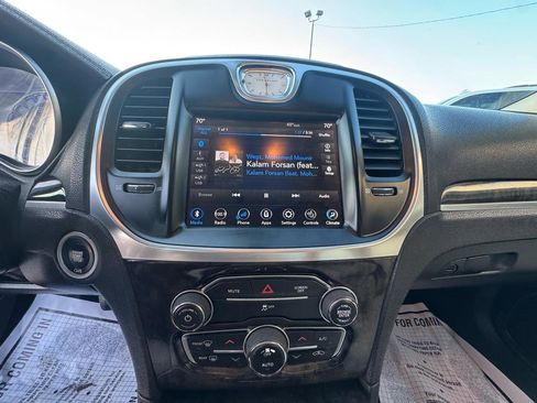 Used 2018 Chrysler 300 Limited image 16