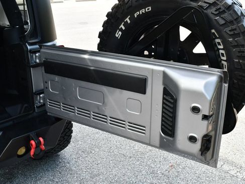 Used 2016 Jeep Wrangler Unlimited Rubicon w/ Connectivity Group AWD/4WD image 17