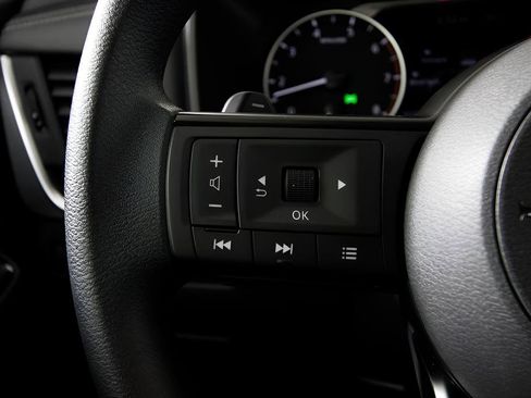 Used 2024 Nissan Rogue S FWD image 18