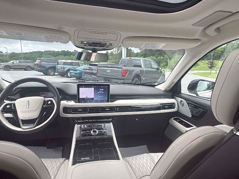 Used 2024 Lincoln Aviator Black Label AWD/4WD image 17