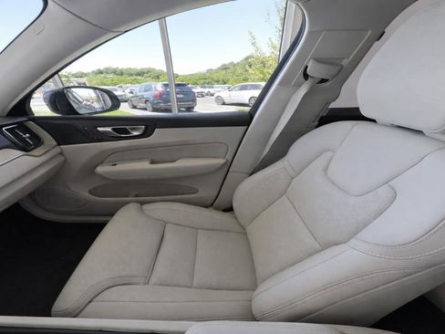 Certified 2023 Volvo XC60 B5 Ultimate w/ Protection Package Premier FWD image 11