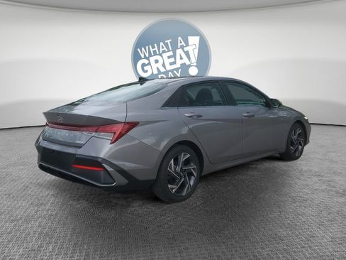 Used 2025 Hyundai Elantra Limited FWD image 3