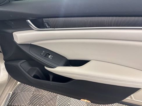 Used 2020 Honda Accord Touring image 30