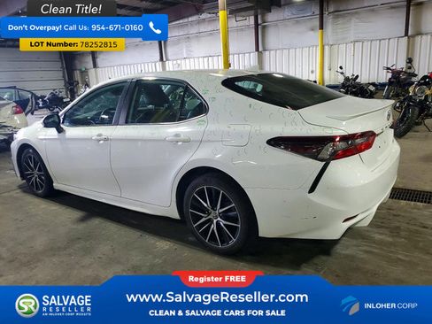 Used 2021 Toyota Camry SE image 3