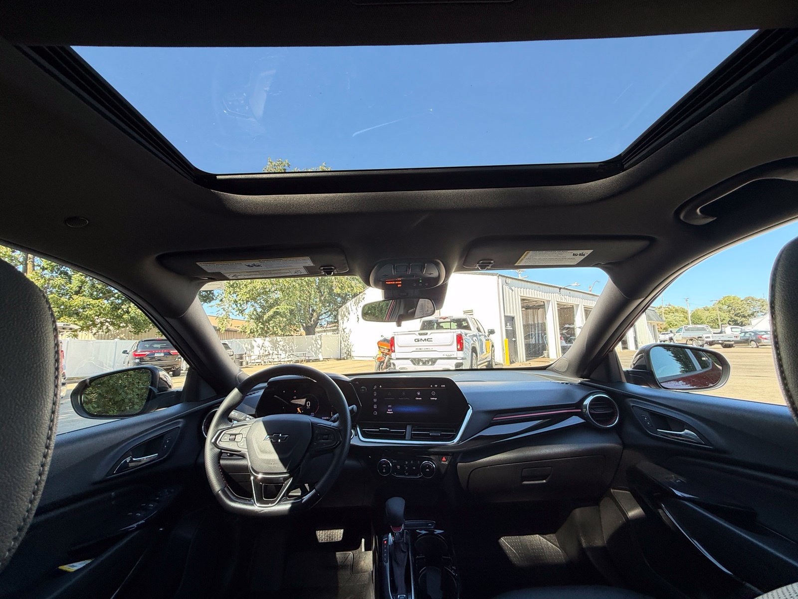 Used 2025 Chevrolet Trax RS w/ Sunroof Package FWD image 26