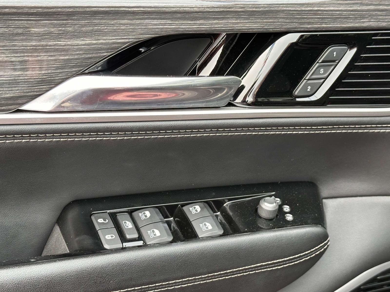 Used 2022 Jeep Wagoneer Series III w/ Premium Group I AWD/4WD image 13