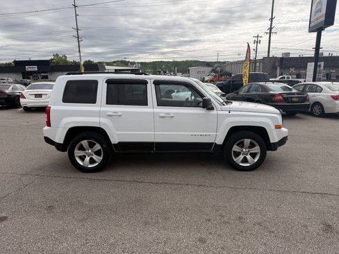 Used 2014 Jeep Patriot Latitude w/ All Weather Capability Group AWD/4WD image 5