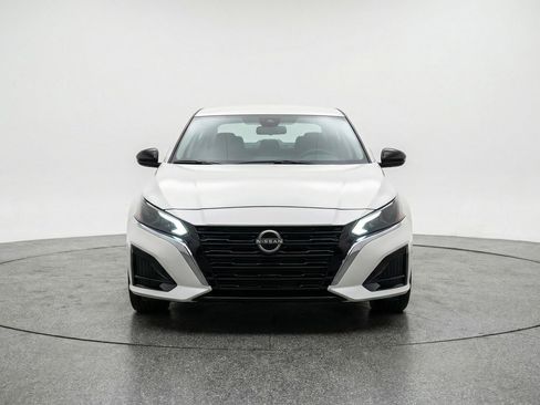 Used 2025 Nissan Altima 2.5 SV image 2