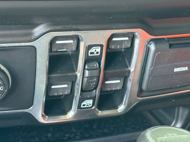 Used 2023 Jeep Gladiator Sport AWD/4WD image 19