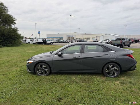 Used 2025 Hyundai Elantra Limited FWD image 2