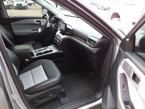 Used 2023 Ford Explorer XLT w/ Equipment Group 202A AWD/4WD image 8