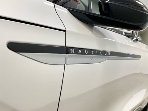 Used 2025 Lincoln Nautilus Reserve image 9