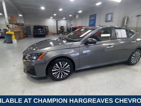 Used 2024 Nissan Altima 2.5 SV FWD image 6