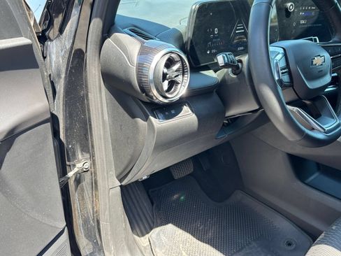 Used 2025 Chevrolet Equinox LT FWD image 34